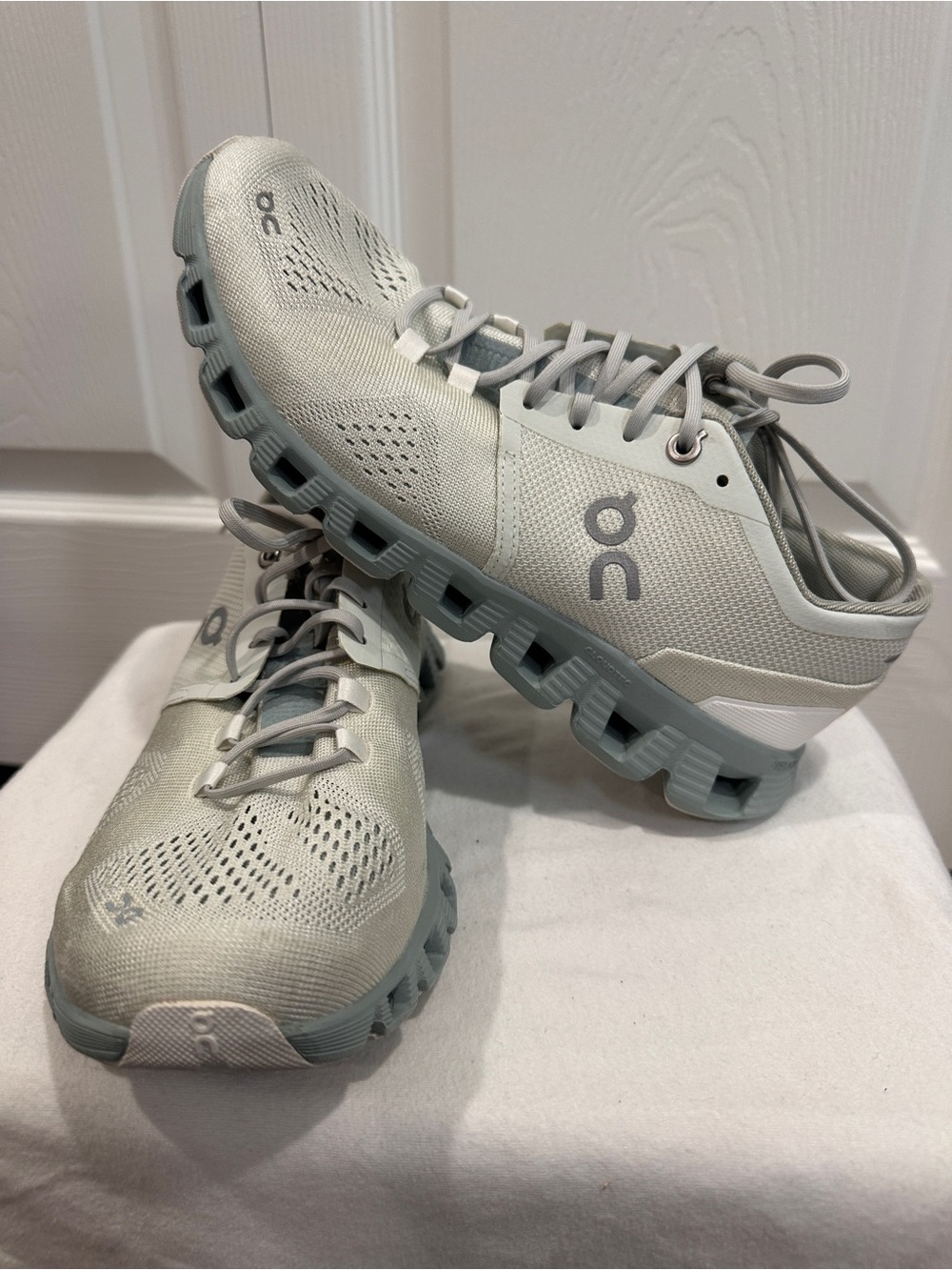 On Cloudstratus Running Shoes Light Gray Size  7.5